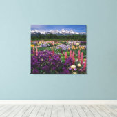 Iris en Lupine garden en Teton Range; Canvas Afdruk (Insitu (Houten vloer))