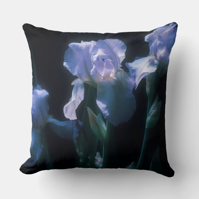 Iris Flowers at Twilight Beach Towel Kussen (Voorkant)