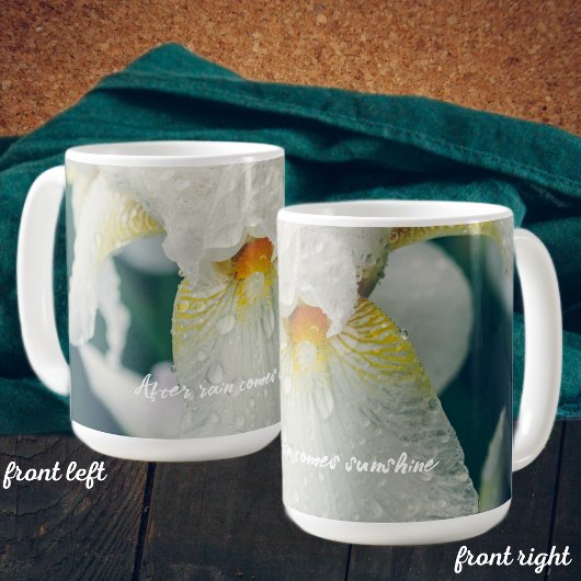 Iris met waterdruppeltjes koffiemok