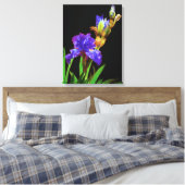 Iris op zwart glad canvas afdruk (Insitu (Slaapkamer))