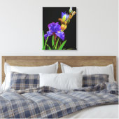 Iris op zwart glad canvas afdruk (Insitu (Slaapkamer))