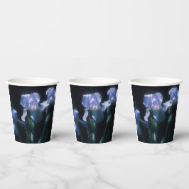 Irisbloemen in de schemering papieren bekers