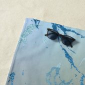 iriserend marmer | Trendy Faux Holo Blauw Roze Strandlaken (In situ)