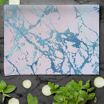 iriserend marmer | Trendy Faux Holo Blauw Roze Theedoek<br><div class="desc">Luxurieuze gedempte ijdelheid hologram marmer textuur in een faux metallic ombre dusty blue, mint green, roze en lavender paarse waterverven. Deze vrouwelijke, handbeschilderde gradiënt voegt de perfecte pop van kleur toe. Vanuit het collectie "Moderne Waterverf marbles" biedt dit ontwerp abstracte vloeistofdraden die een koel patroon creëren dat door glitteraderen op...</div>
