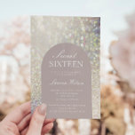 Iriserend Roos Goud Glitter Sweet Sixteen Kaart<br><div class="desc">Moderne meisjeslieve zestien verjaardagsfeestuitnodigingen met een rozen gouden glitterachtergrond en een stoffige roze boog waar al uw aangepaste informatie in elegante witte lettertypen is geschreven.</div>