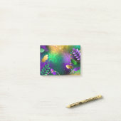 Iriserende mardi gras achtergrond met kralen post-it® notes (Op bureau)