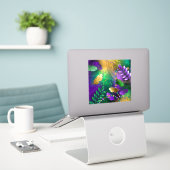 Iriserende mardi gras achtergrond met kralen sticker (Laptop op bureau)