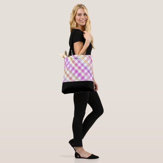 Iriserende roze geruite patroon met monogram tote bag (Op model)