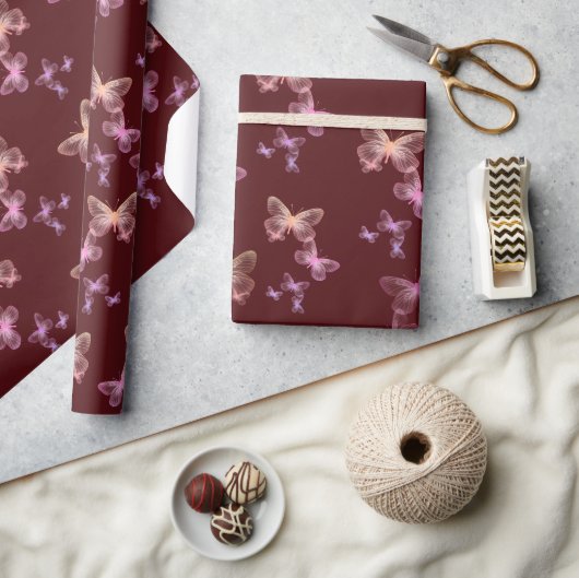 Iriserende Vlinders Op Donkerrood Cadeaupapier (Crafts)