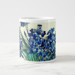 Irises (1890) van Vincent Van Gogh Grote Koffiekop<br><div class="desc">, , Mooi schilderij Vincent van Gogh Irissen (1890). Dit is een oud meesterwerk van de Nederlandse meesterschilder Vincent Van Gogh. Deze fijne kunst van het oude olieverfschilderij heeft een mooie, levendige, verzadigde kleur. Dit oude schilderij toont een stel violet blauwe irissen. Vincent van Gogh was een Nederlands impressionistisch kunstschilder....</div>