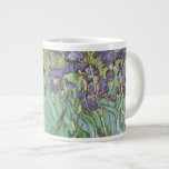 Irises van Vincent van Gogh Grote Koffiekop<br><div class="desc">Irises (1889) van Van Gogh is een post-impressionisme, een schilderij van fijne kunstbloemen voor de natuur. Een groep paarse baarzen en een enkele witte irisbloem in een tuin. Het was een van zijn eerste schilderijen toen hij op het asiel in Saint-Remy-de-Provence zat. In 1987 werd het het duurste schilderij ooit...</div>