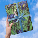 Irises van Vincent van Gogh,  tuinkunst Cadeaupapier<br><div class="desc">Irises (1889) van Vincent van Gogh is een kunstschilderij van het impressionisme, een landschapsschilderij met een tuin met paarse, bebaarde irissen die door oranje papavers worden geteeld. Een enkele witte irisbloem bloeit aan de rand. Over de kunstenaar: Vincent Willem van Gogh (1853-1890) was een van de beroemdste Post Impressionist schilders...</div>