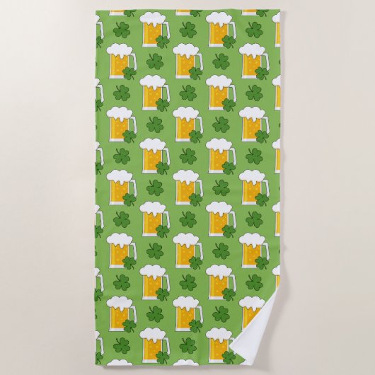 Irish Beer Mok met Shamrock Clover Pattern Strandlaken (Voorkant)