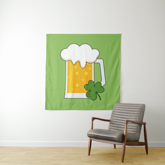 Irish Beer Mok met Shamrock Clover Wandkleed (In situ)