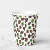 Irish Coffee Beans and Shamrocks Funny Design Papieren Bekers (Rechts)