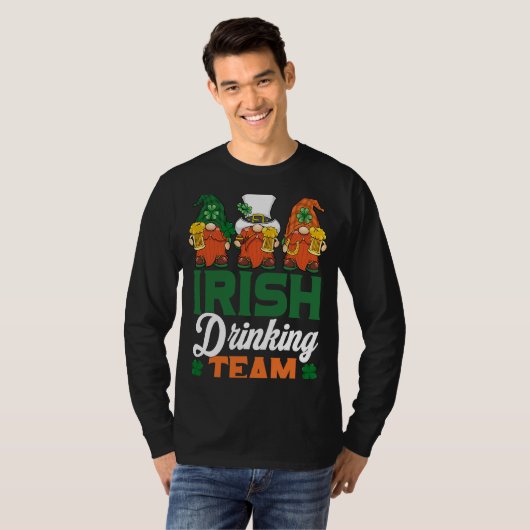 Irish Drinking Team Drinking Beer Gnome  Patricks  T-shirt (Voorkant volledig)
