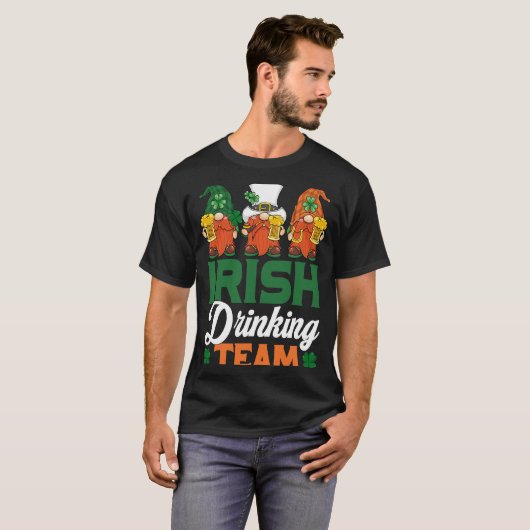 Irish Drinking Team Drinking Beer Gnome Patricks T-shirt (Voorkant volledig)