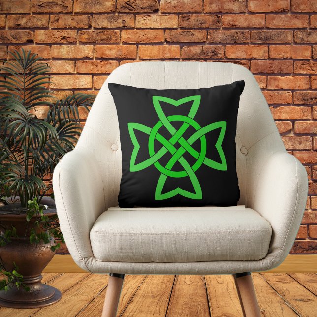 Irish Green Celtic Knot Kussen (Vibrant green Irish Celtic Knot on black decorative pillow.)