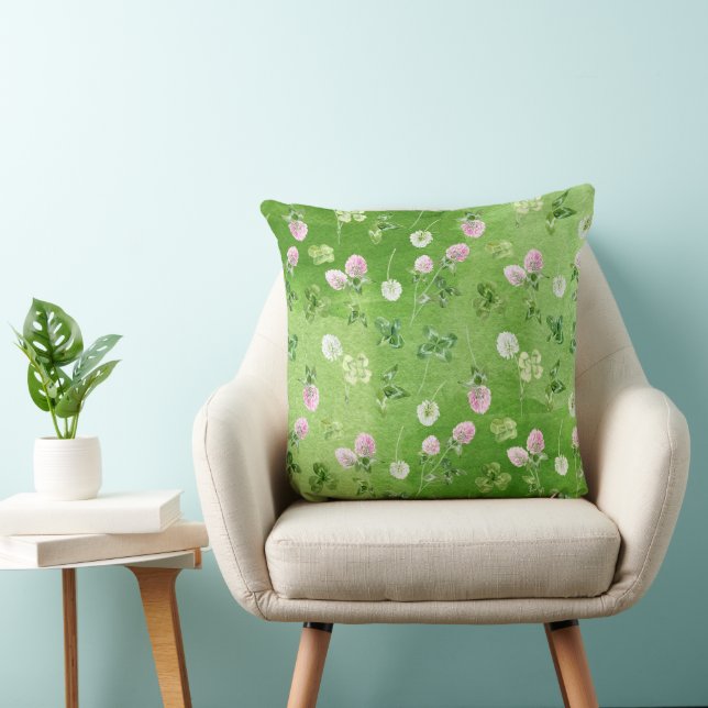 IRISH GREEN SHAMROCKS AND TINY PINK FLOWERS KUSSEN (Stoel)