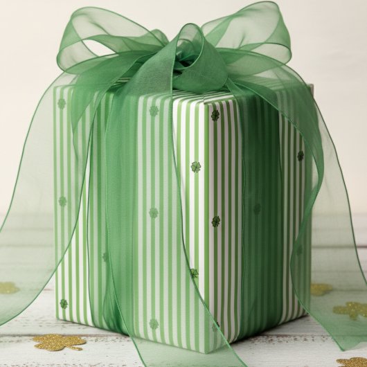 Irish Green White Stripes Pattern Cadeaupapier