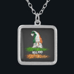 *~* IRISH IRELAND GNOME Abstracte vlag Zilver Vergulden Ketting<br><div class="desc">Zo'n geweldige Whimsical Cute Fun Patriotic Irish Pride Irish Flag GNOME, die een HART heeft met Ierse vlagkleuren. * IERLAND IRISH FLAG BRUSH STROKE Simple Abstract IRISH flag kleuren Green White en ORANJE. Moderne, populaire Abstracte eenvoudige kleurrijke Creative Whimsical Fun Patriotic Irish Pride GNOME IRISH flag. IRISH IRELAND Vlag Abstract...</div>