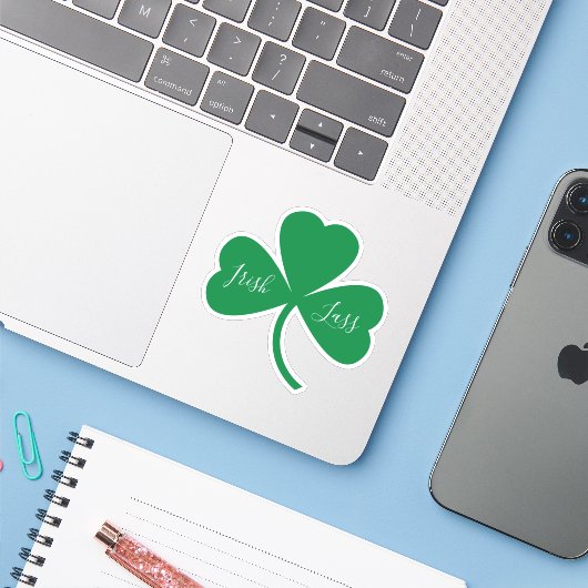 Irish Lass Script op Green Shamrock Sticker (Laptop met iPhone)