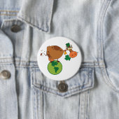 Irish Leprechaun Cow Standing on Planet Earth Ronde Button 7,6 Cm (In situ)