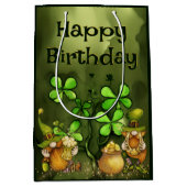 Irish Leprechaun Gnomes and Clovers Happy Birthday Medium Cadeauzakje (Voorkant)