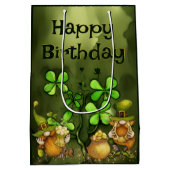 Irish Leprechaun Gnomes and Clovers Happy Birthday Medium Cadeauzakje (Achterkant)