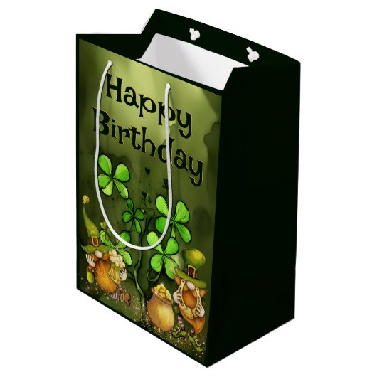 Irish Leprechaun Gnomes and Clovers Happy Birthday Medium Cadeauzakje (Achterkant Gekanteld)