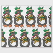Irish Penguin Holding Christmas Teddy Bear Cadeaupapier (Vlak)