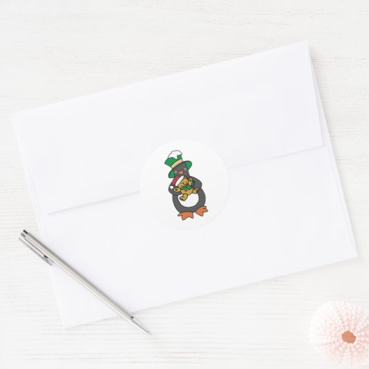 Irish Penguin Holding Christmas Teddy Bear Ronde Sticker (Envelop)