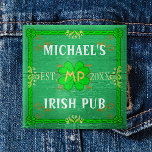 Irish Pub Creëer Your Ewn Personalised Green Vierkante Button 5,1 Cm<br><div class="desc">Creëer uw eigen aangepaste Iers model van de kroonknop voor de thuisbank met deze sjabloon. Het ontwerp is gemaakt om er als oud groen hout uit te zien, met veel bloei in tinten groen, wit, oranje en goud. Het ontwerp bevat ook vijf shamrocks/klavers. Het kan worden gepersonaliseerd met uw eigen...</div>