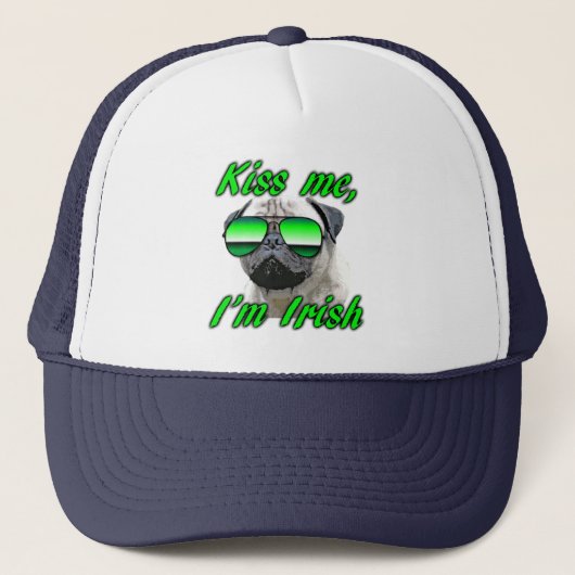 Irish Pug, Funny Kiss me St. Patrick's day Trucker Pet (Voorkant)