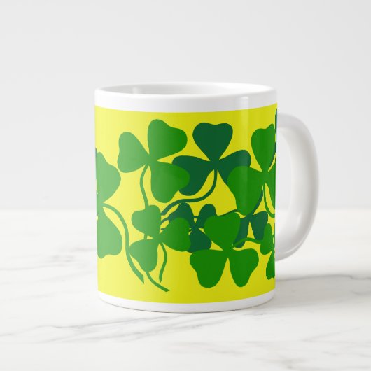 Irish shamrock, groene klaver/geel koffiekopje/mok grote koffiekop (Voorkant rechts)