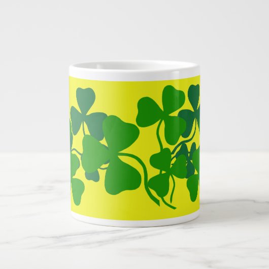 Irish shamrock, groene klaver/geel koffiekopje/mok grote koffiekop (Voorkant)