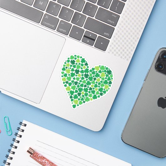 Irish Shamrock Heart Sticker (Laptop met iPhone)