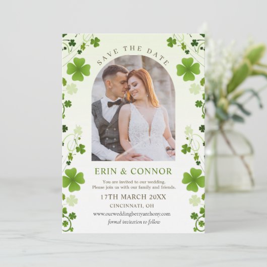 Irish Shamrock Swirls Wedding Save the Date Kaart (Staand voorkant)