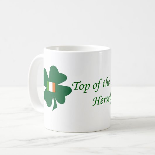 Irish shamrock zelf koffie-mok met Ierse vlag. Koffiemok (Voorkant links)