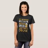 Irish St Patrick's Day Wearing Green Getting Drink T-shirt (Voorkant volledig)