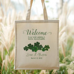 Irish Wedding Custom Welcome Bag Green Clovers Tote Bag<br><div class="desc">Ierse trouwtas met shamrocks en vier regels aangepaste tekst. Welkom gasten bij een bruiloft met goostertassen in hun hotelkamer. Omvat namen van de bruid en bruidegom, met datum en plaats van de bruiloft. Een groepering van donkergroene klaverbladeren bevindt zich in het midden. Afgedrukt op één zijde - kies groene of...</div>