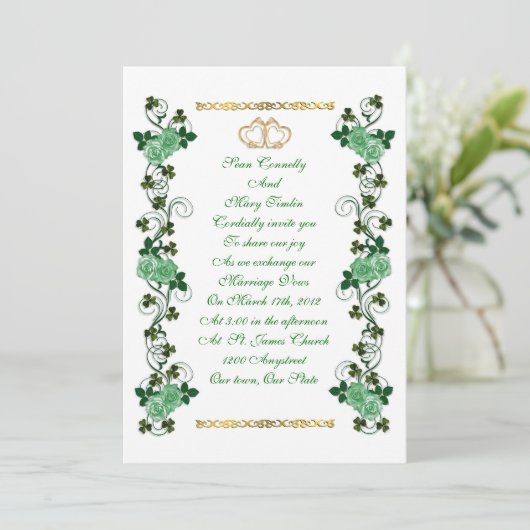 Irish Wedding-uitnodiging shamrocks en groene roze Kaart (Staand voorkant)