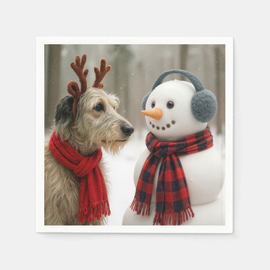 Irish Wolfhound Gazing at a Cute Snowman Servet (Voorkant)