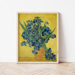 Irissen | Vincent van Gogh Poster<br><div class="desc">Irissen (1890) van Vincent van Gogh is een boeiend stilleven met een levendig boeket paarse irissen in een vaas tegen een felgele achtergrond. De dynamische compositie benadrukt Van Goghs beheersing van complementaire kleuren, waardoor een opvallend contrast ontstaat tussen de levendige paarse bloemen en de warme gele tinten. Het expressieve penseelwerk...</div>