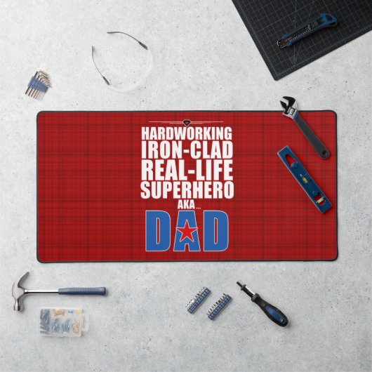 Iron Clad Real Life Superheld Pap en Red Plaid Bureaumat (Werkstation)
