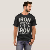 Iron Sharpens Iron Bible Verse Gym Workout Christi T-shirt (Voorkant volledig)