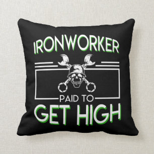 Ironwerker betaald om hoge ijzerwerker te krijgen kussen