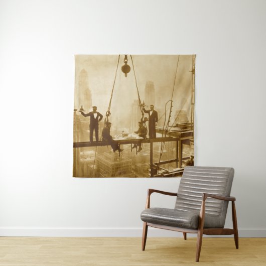 Ironwerkers lopen op de 32 verdieping wandkleed (In situ)