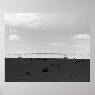 Irrigatie van zwart-wit Boerderij op een heuvel Poster