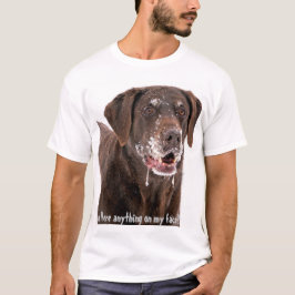 Is er iets op mijn gezicht Chocolate Labrador? T-shirt